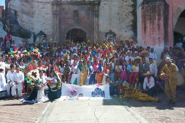 Danzantes recorren Atlixco en el convite del Huey Atlixcáyotl