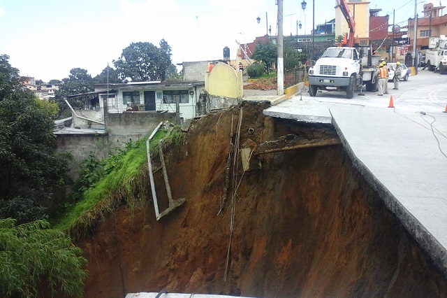 Colapsa calle por lluvias y desalojan 3 viviendas en Teziutlán