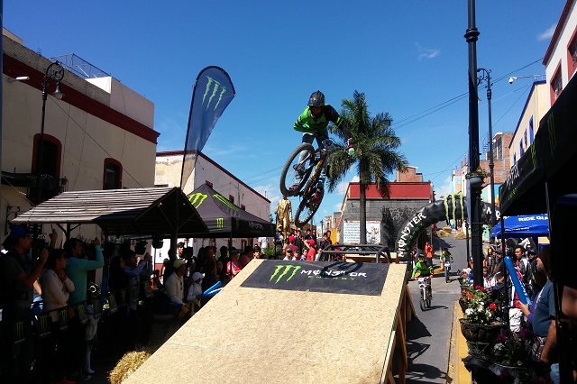 Ciclistas extremos participan en Downhill Urbano Popobike de Atlixco