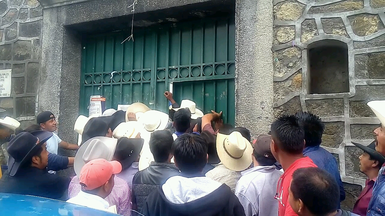 En Tochimilco realizan protesta y retienen a trabajadores del ayuntamiento
