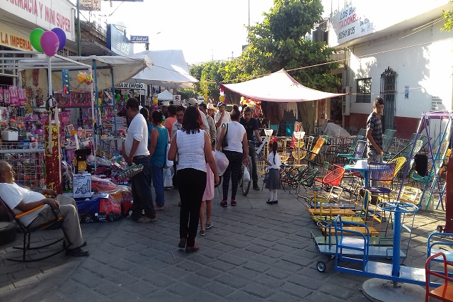 Ambulantes se instalan en centro de Acatlán por Día de Reyes