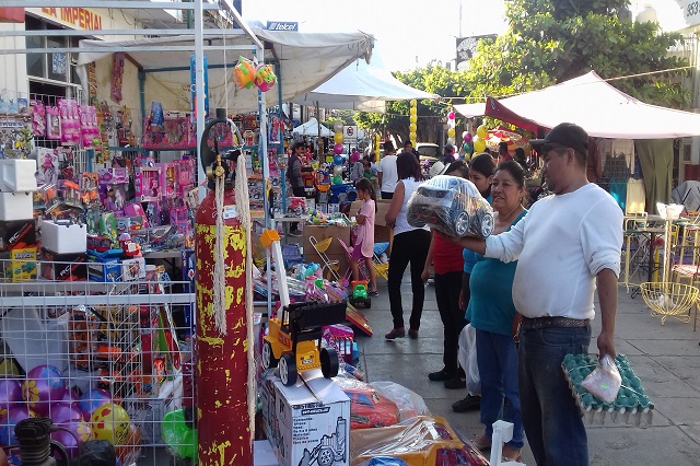 Ambulantes se instalan en centro de Acatlán por Día de Reyes