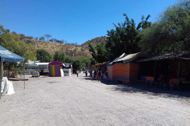Conflicto entre migrantes y antorchistas divide feria en San Bernardo, Acatlán