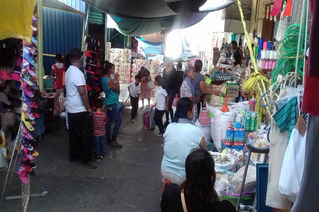 Ambulantes se niegan a dejar las calles en Acatlán de Osorio