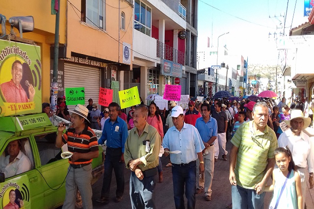 Protestan decenas contra el gasolinazo y Peña Nieto en Acatlán de Osorio