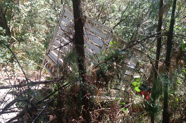 Camioneta cae a barranco de más de 20 metros en Zacapoaxtla
