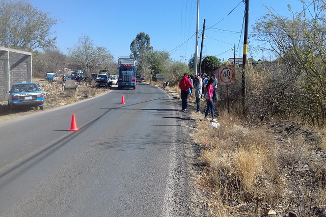Volcadura de camioneta en Acatlán deja un hombre muerto
