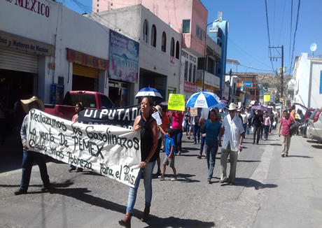 Realizan segunda protesta contra el gasolinazo en Acatlán de Osorio