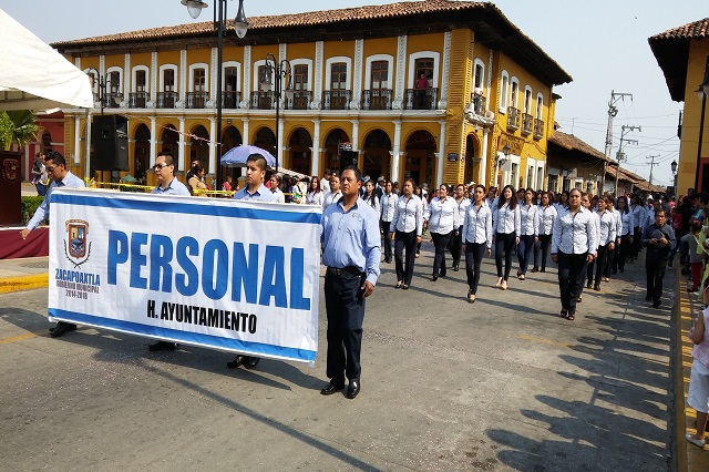 Cientos participan en desfile por el Día del Trabajo en Zacapoaxtla