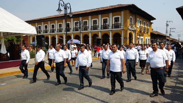 Cientos participan en desfile por el Día del Trabajo en Zacapoaxtla