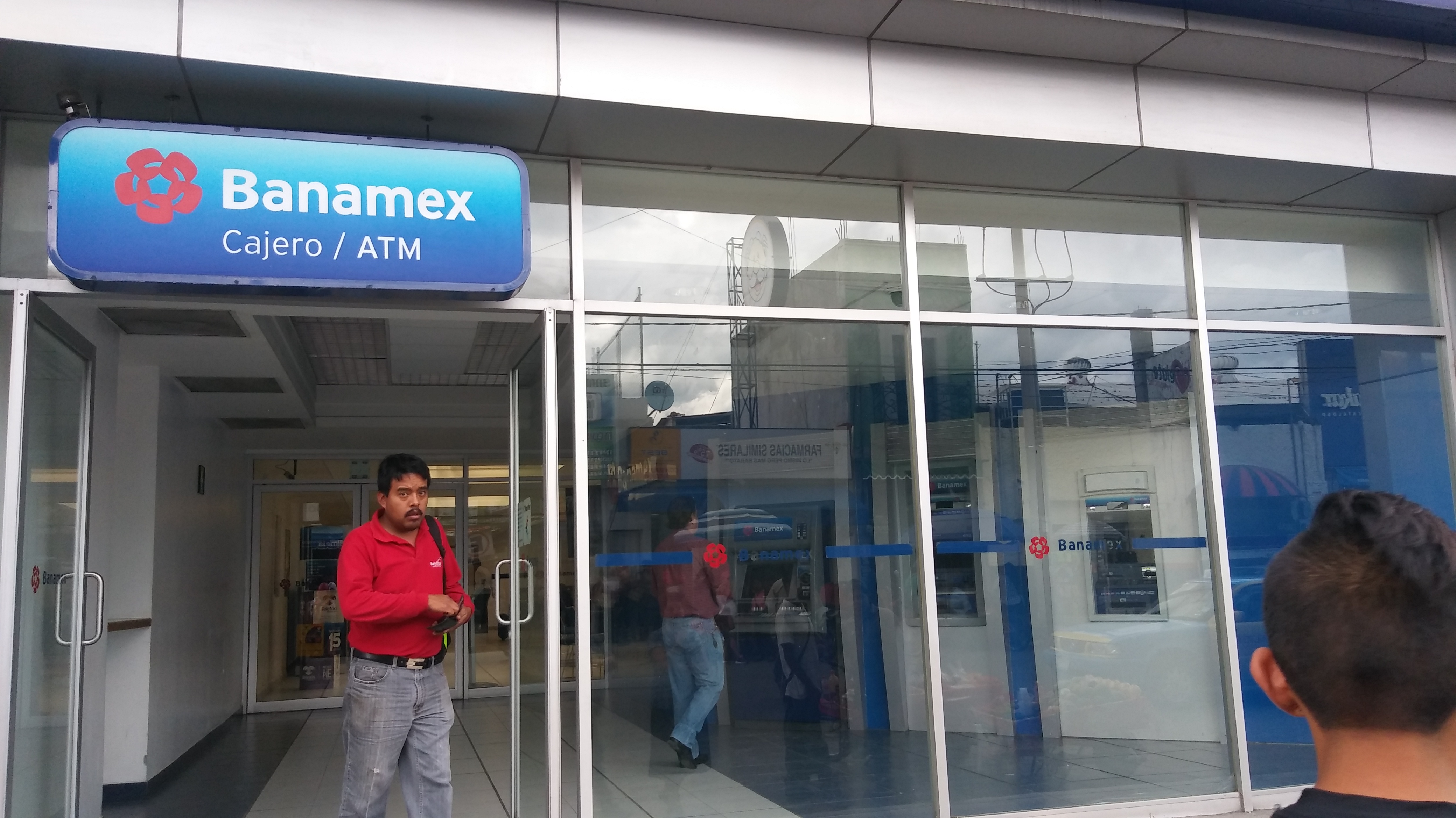Sujetos armados asaltan sucursal bancaria en Atlixco