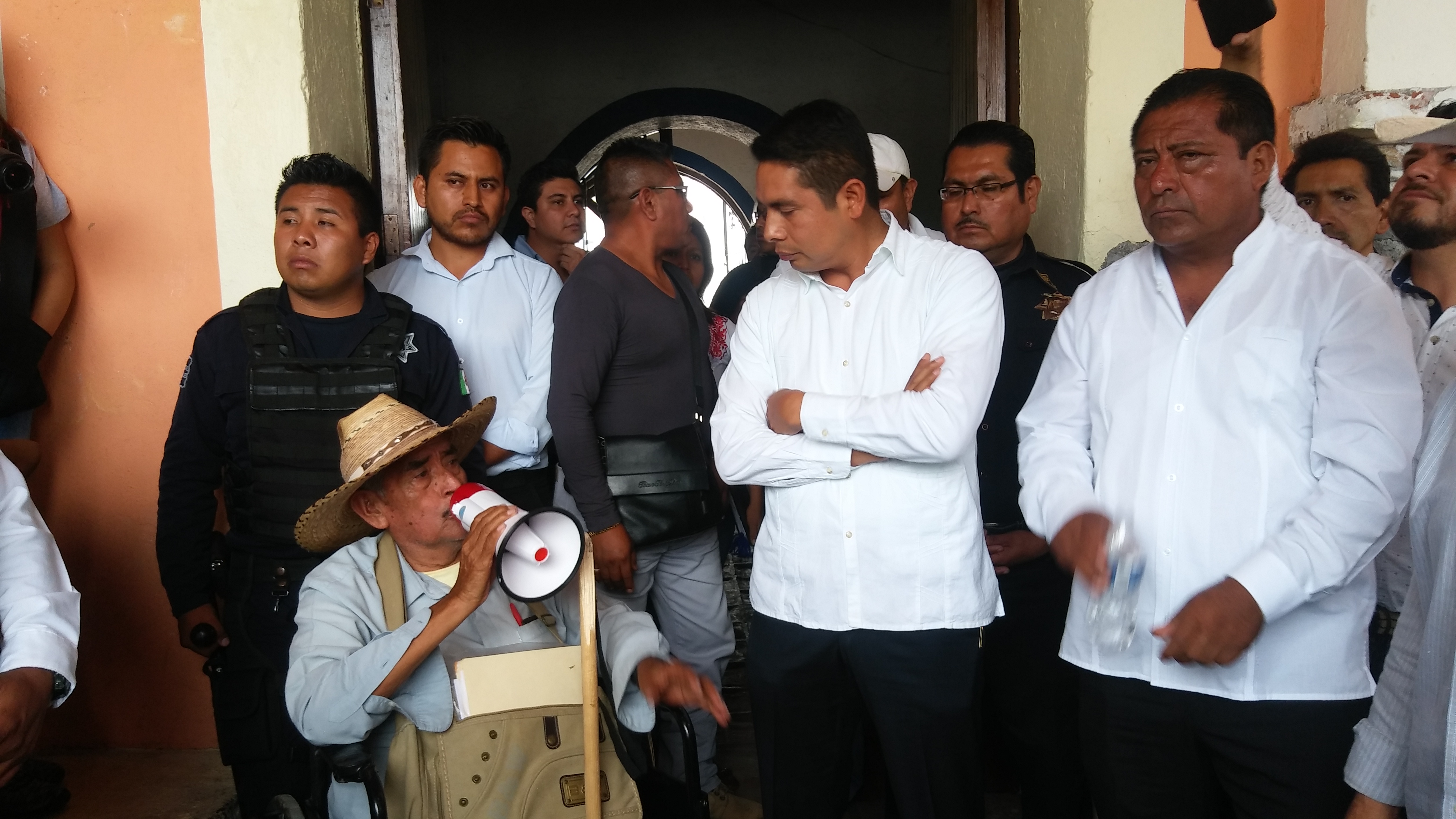 Amagan colgar a director de Huaquechula por cambio de monolitos