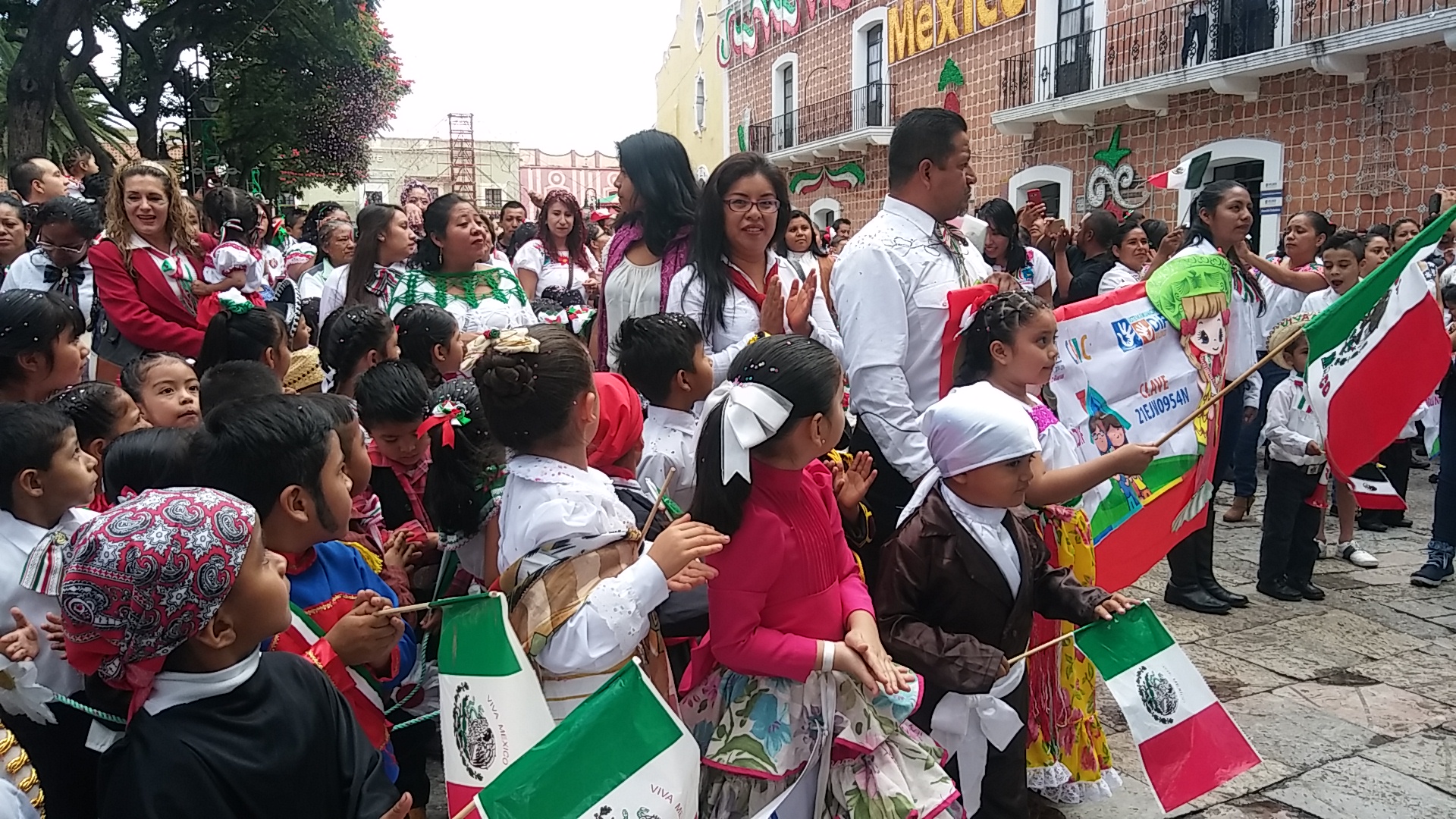 Cientos de niños participan en desfile patrio de Atlixco