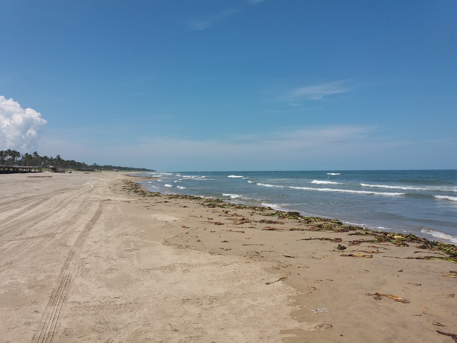 Manchas de chapopote cubren playa de Tabasco