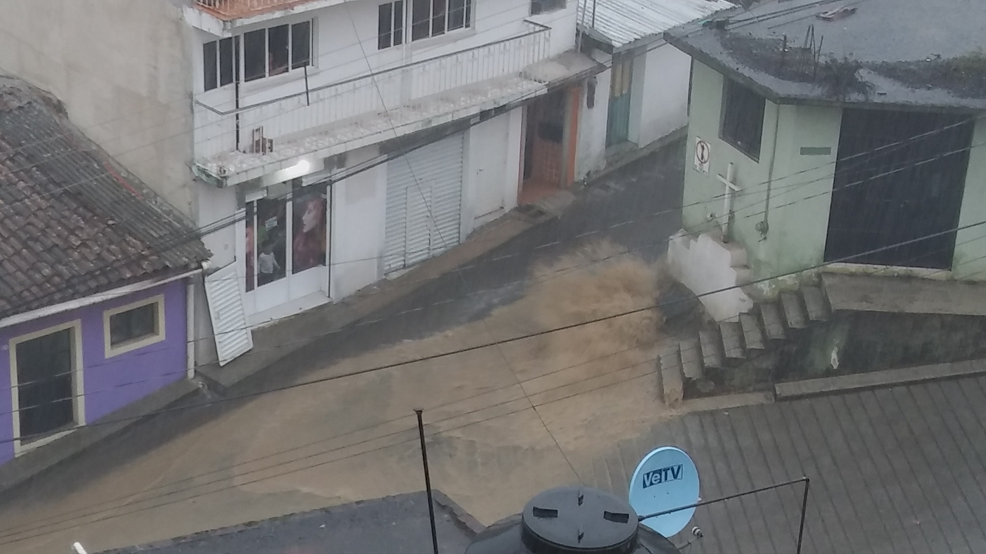 Intensa lluvia inunda calles de la ciudad de Zacapoaxtla