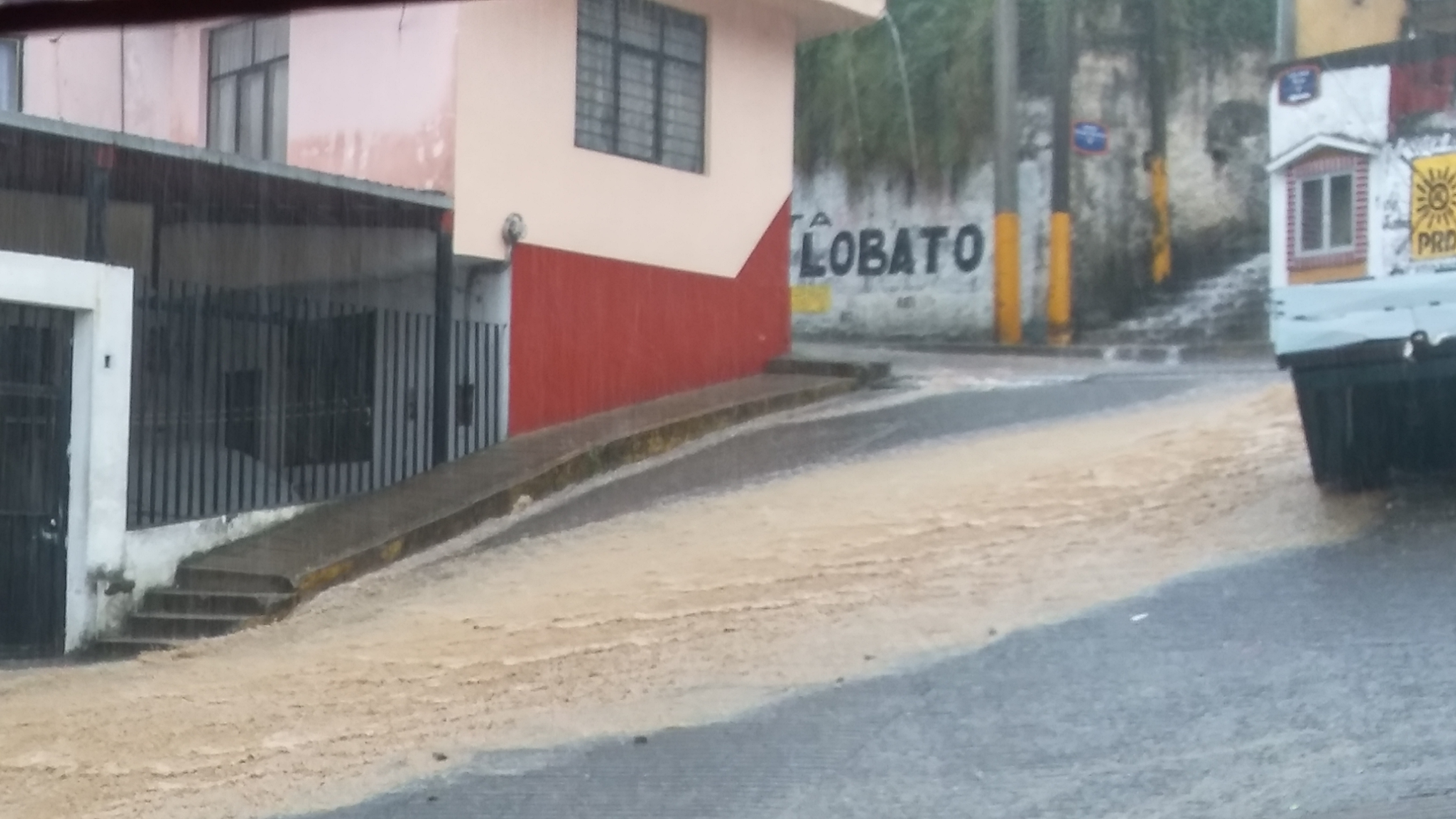 Intensa lluvia inunda calles de la ciudad de Zacapoaxtla
