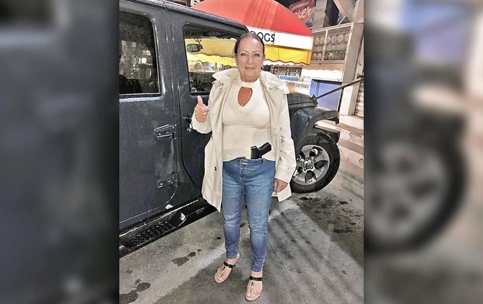 Senadora de Morena presume su arma con fotografía