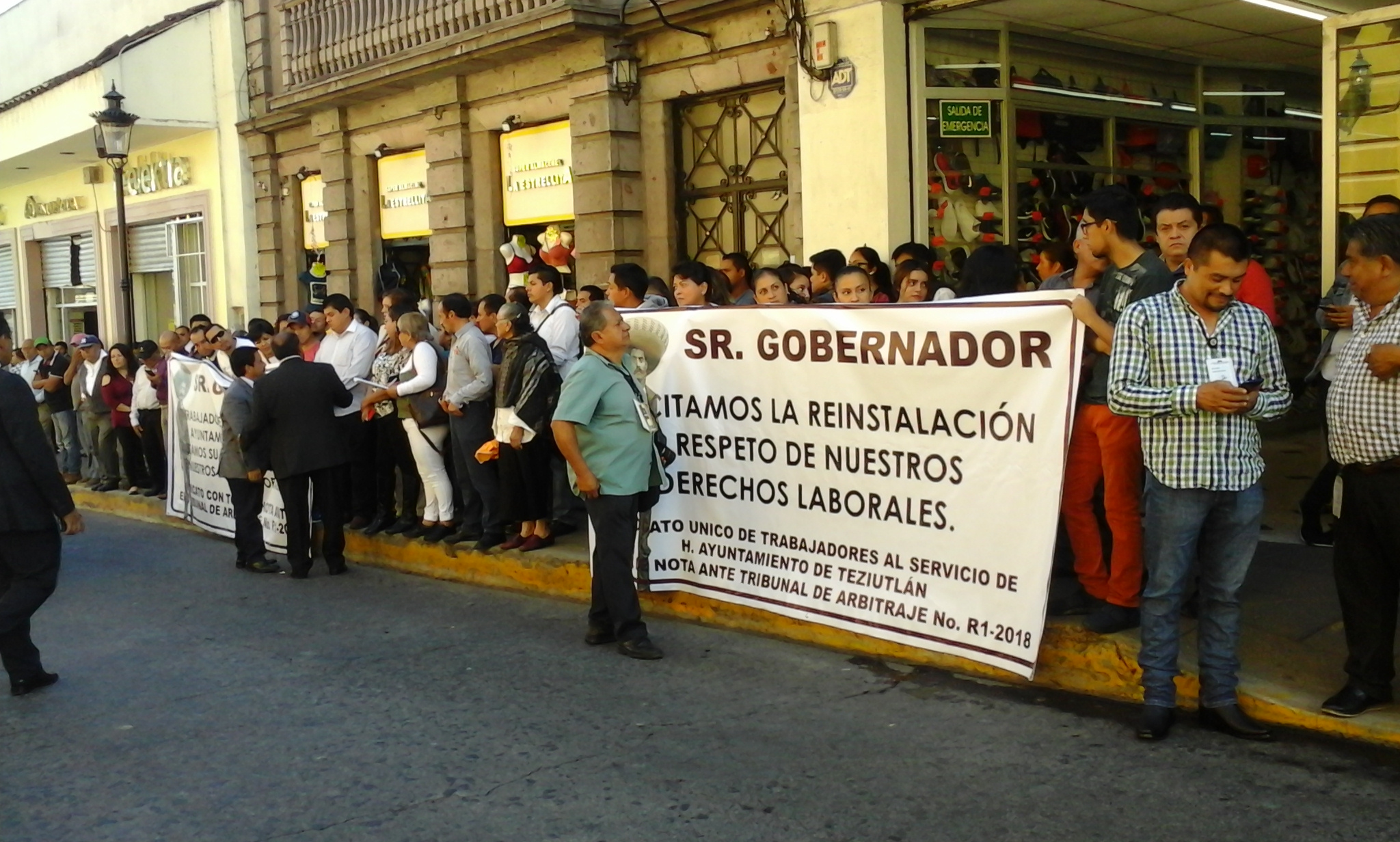 Extrabajadores despedidos piden a Barbosa los reinstalen en Teziutlán