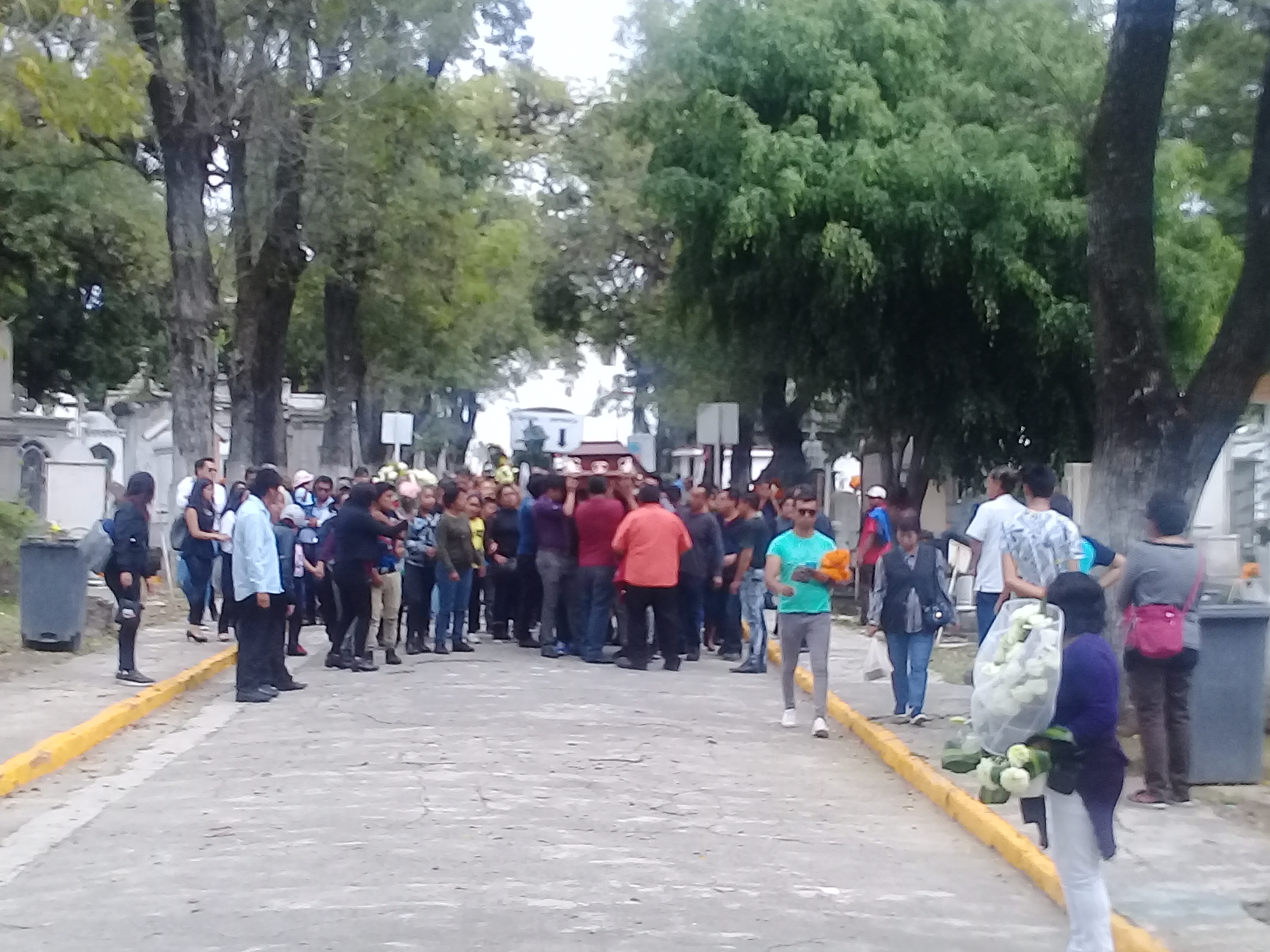 Familias Calderón y Morales dan último adiós justo en Día de Muertos