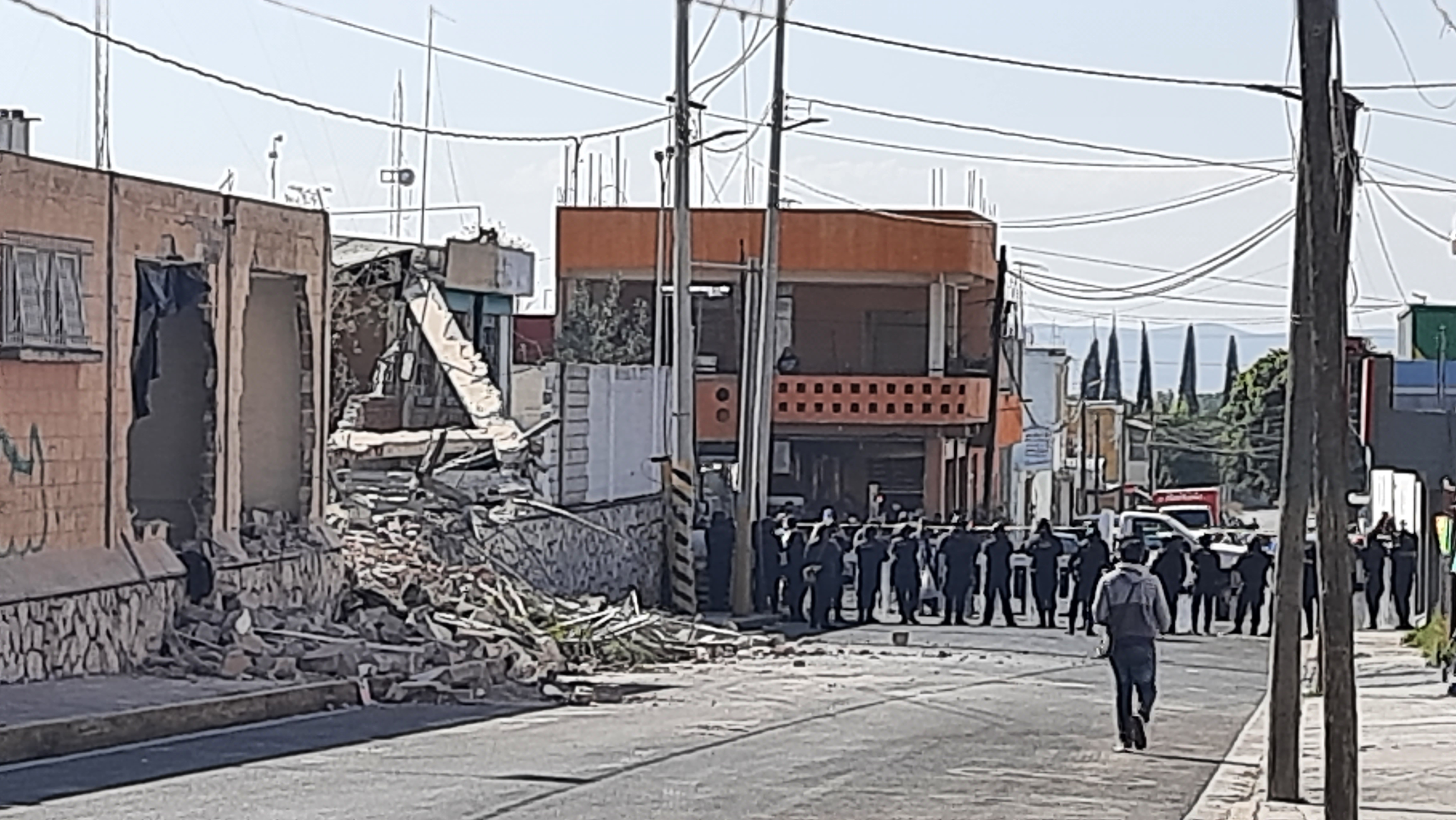 Manifestantes detienen demolición de escuela en Tecamachalco
