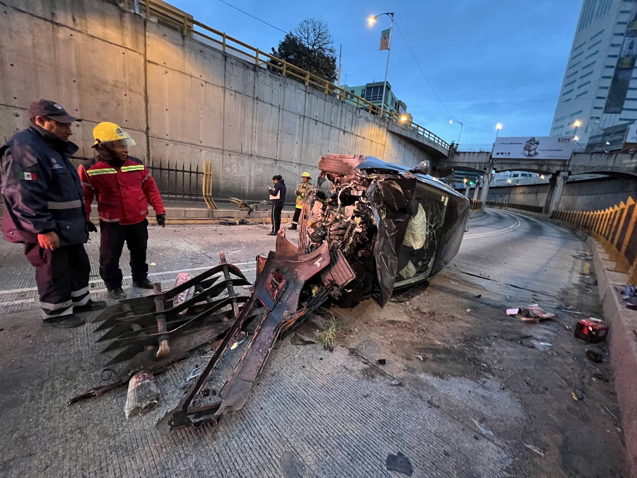 Joven deshace su auto al volcar en el distribuidor Juárez-Serdán