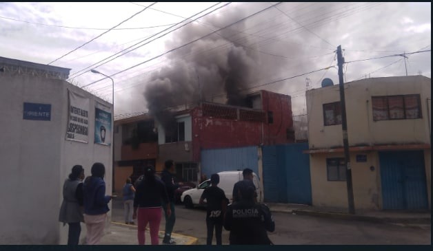 Fuego consume casa en la colonia Miguel Negrete en Puebla