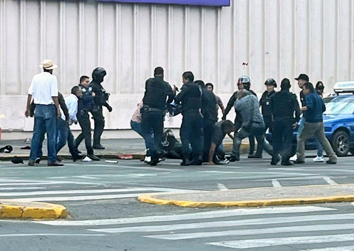 Riña entre ambulantes deja un detenido y 4 heridos frente a Suburbia de Reforma