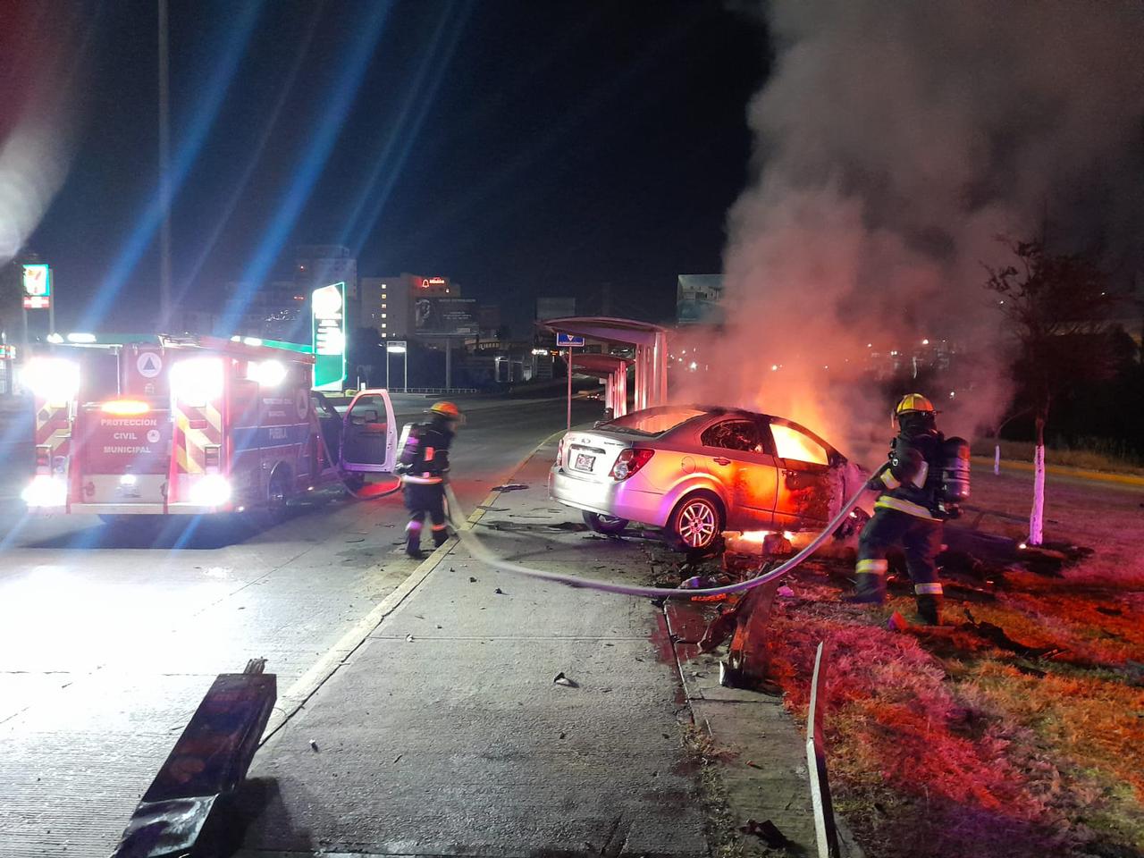 Bomberos sofocan dos incendios en distintos puntos de Puebla capital