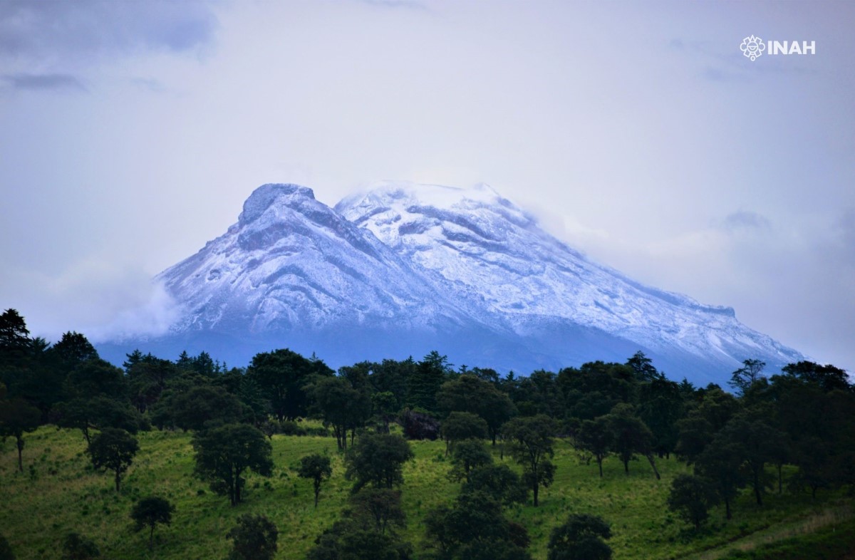 Rescatan a familia extraviada en el Iztaccíhuatl tras siete horas de búsqueda