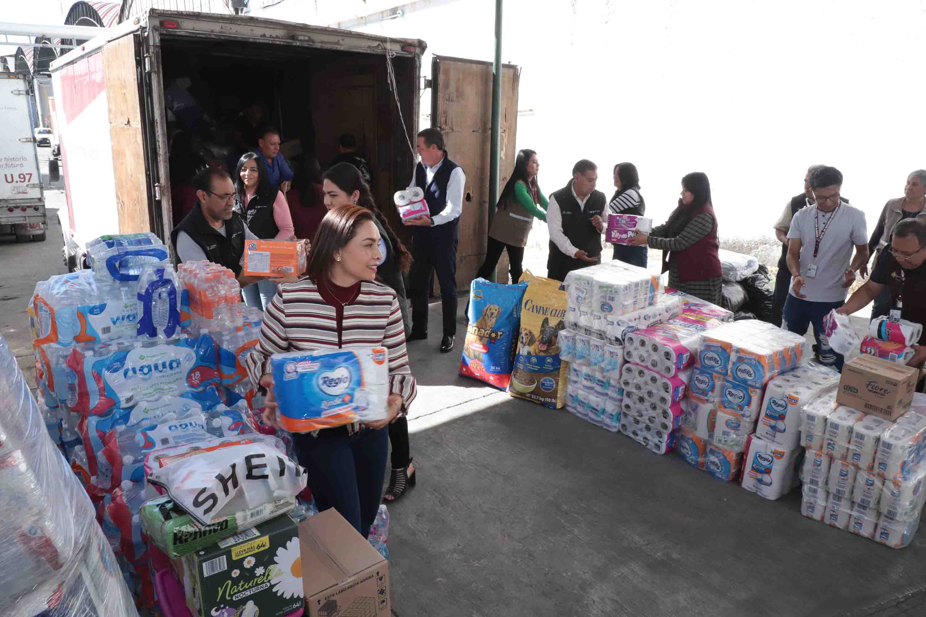 Abandera Gaby Bonilla salida de convoy con más de 35 toneladas de ayuda a Guerrero