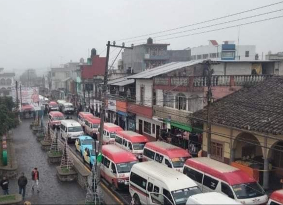 Transportistas se van a paro por entrada de taxis rojos en Chignautla