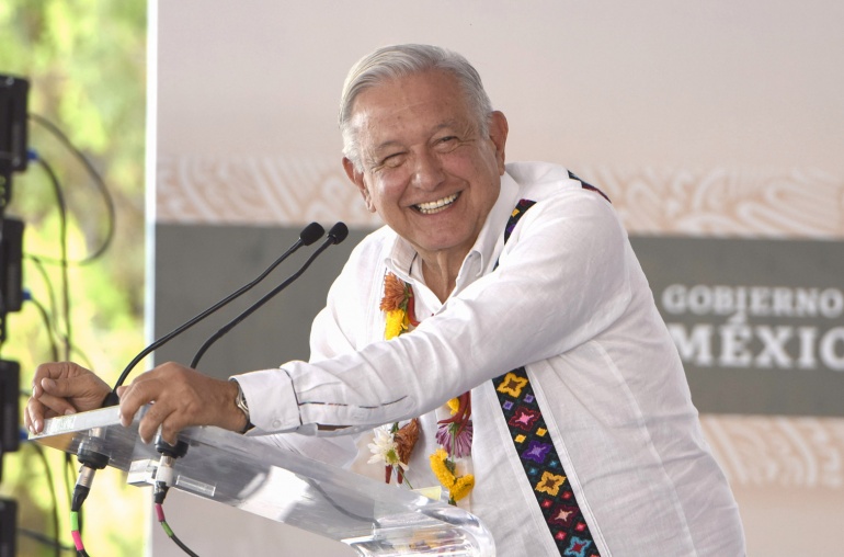 VIDEO AMLO le dedica un piropo a Beatriz Gutiérrez y la hace sonrojar