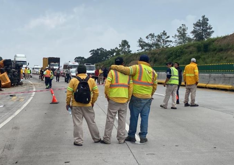 Mueren tres trabajadores de CAPUFE en autopista México-Puebla tras volcadura de tráiler 