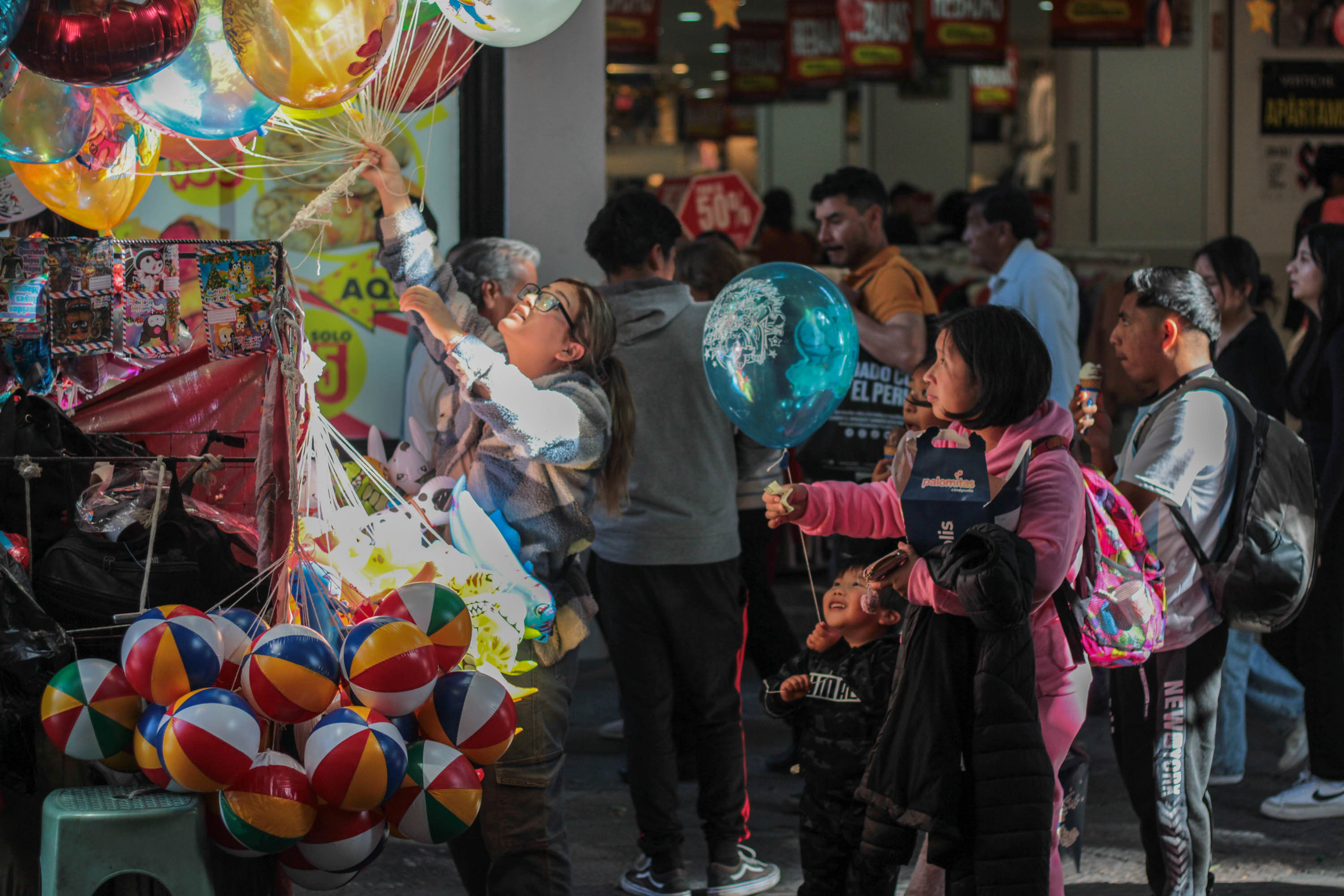 Puebla se llena de colores con la venta de globos y cartas a los Reyes Magos