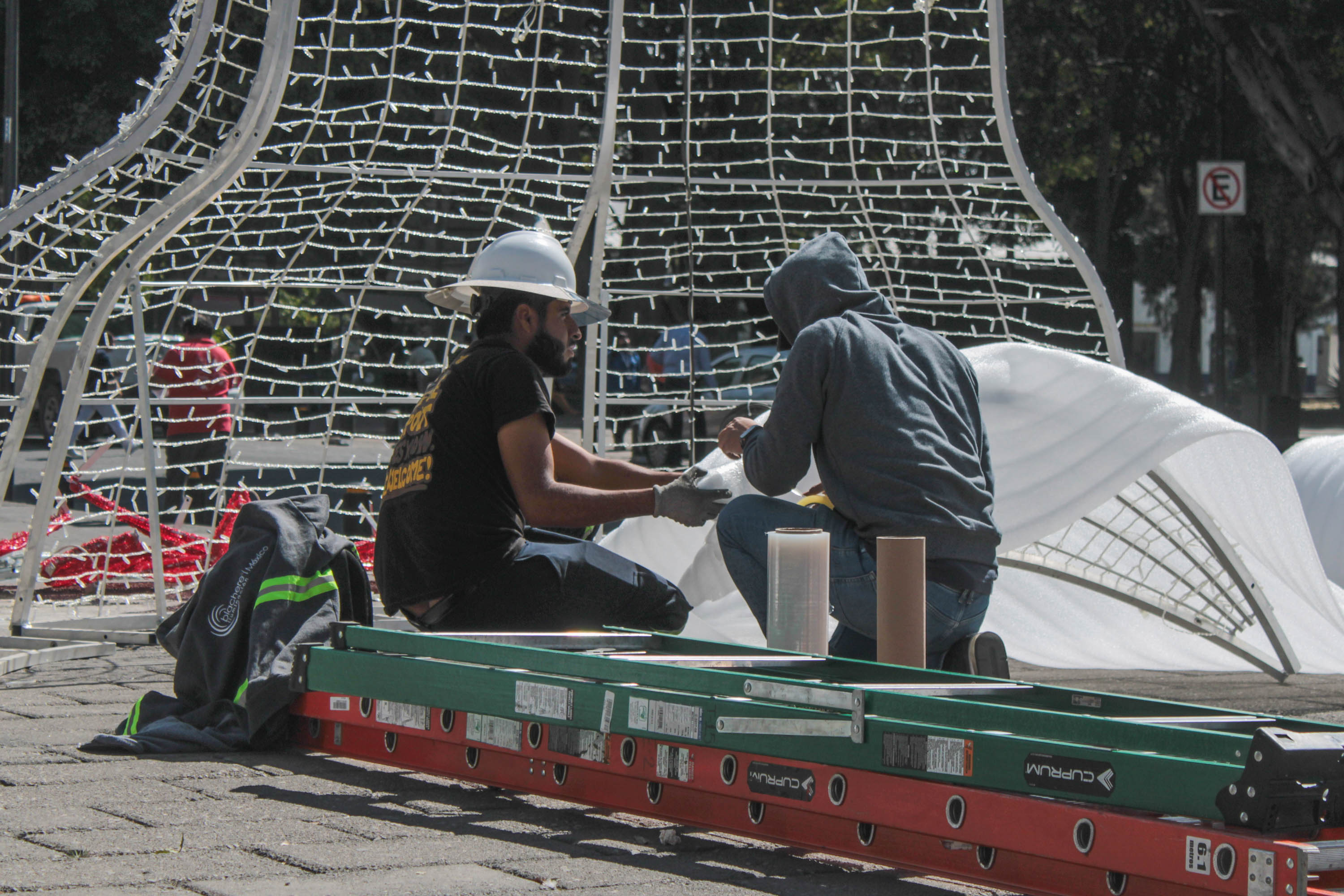 Retiran adornos decembrinos en Centro Histórico de Puebla