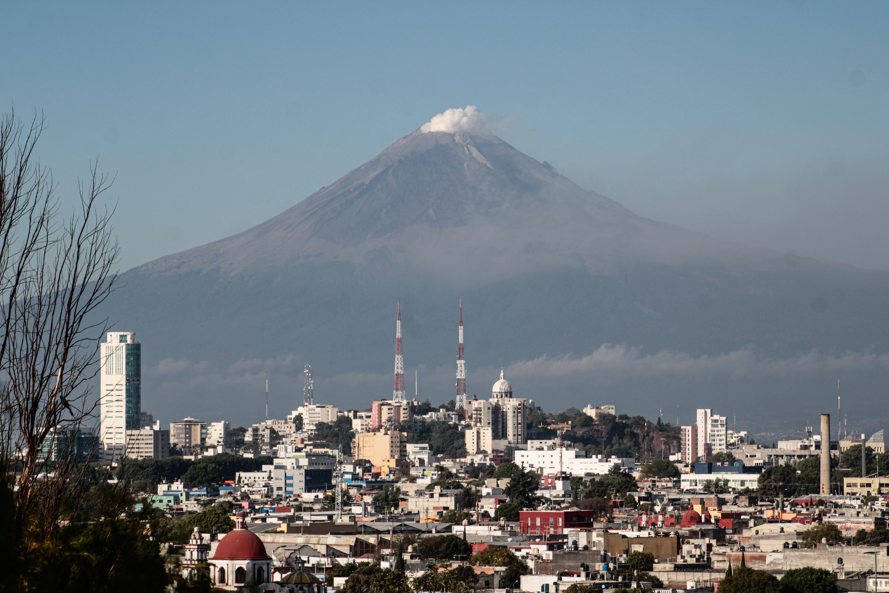 VIDEO Mañana fría con fumarola en el volcán Popocatépetl