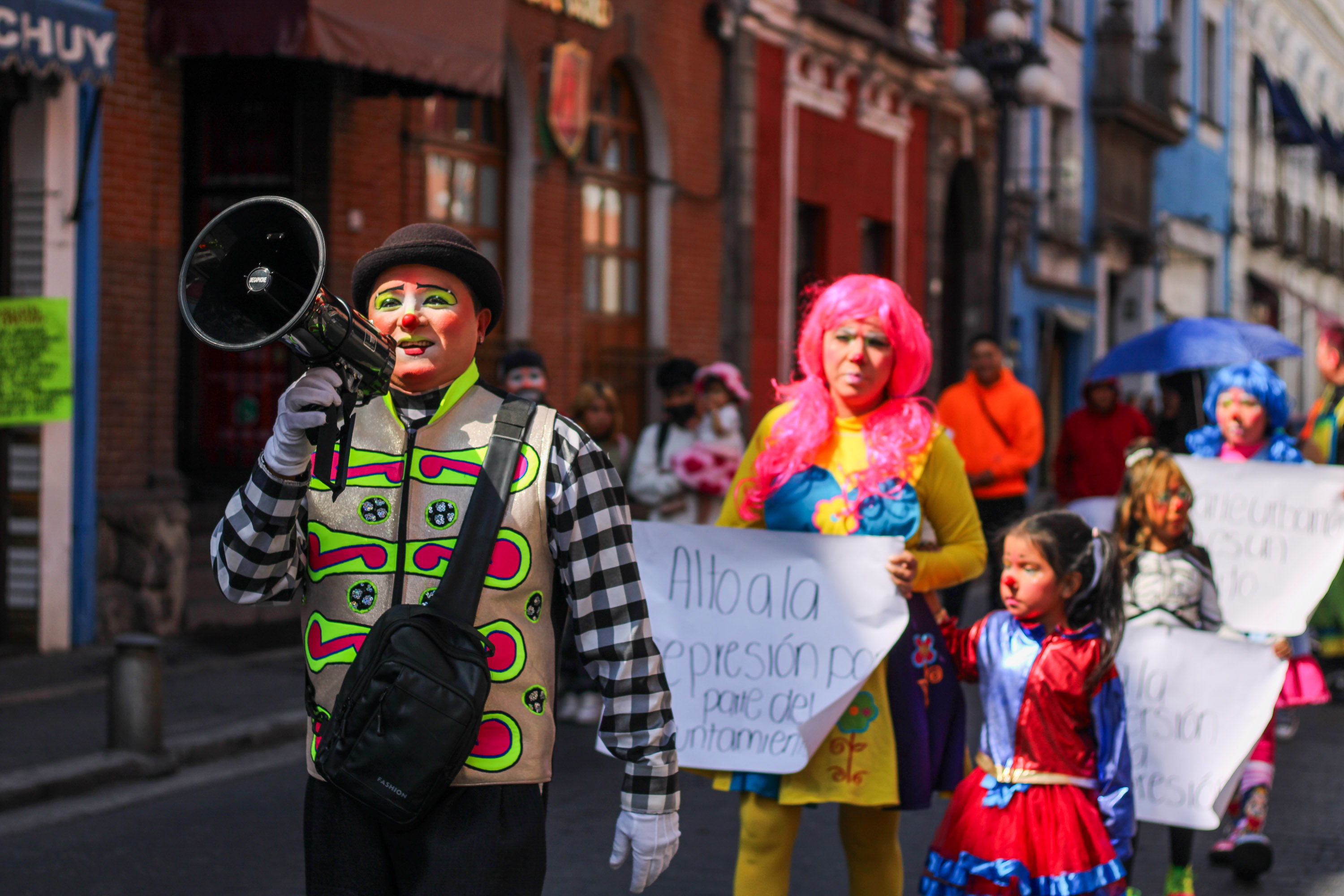 VIDEO Urban Clown se manifiesta nuevamente en el zócalo de Puebla