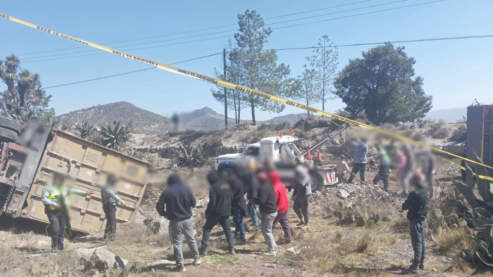 Volcadura de unidad en carretera San Hipólito-Xalapa provoca tráfico intenso 