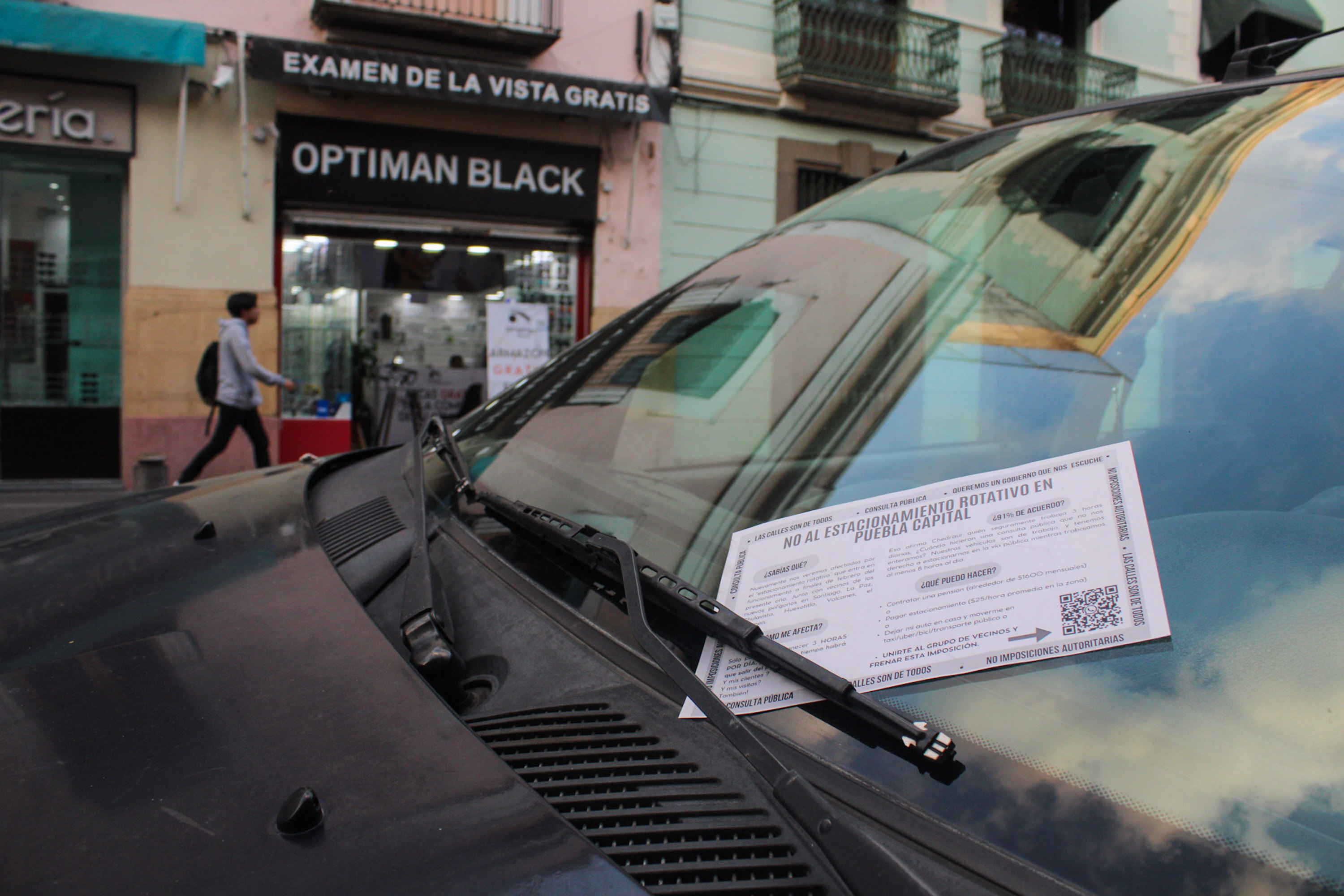 VIDEO Reparten volantes de rechazo al estacionamiento rotativo en Centro Histórico