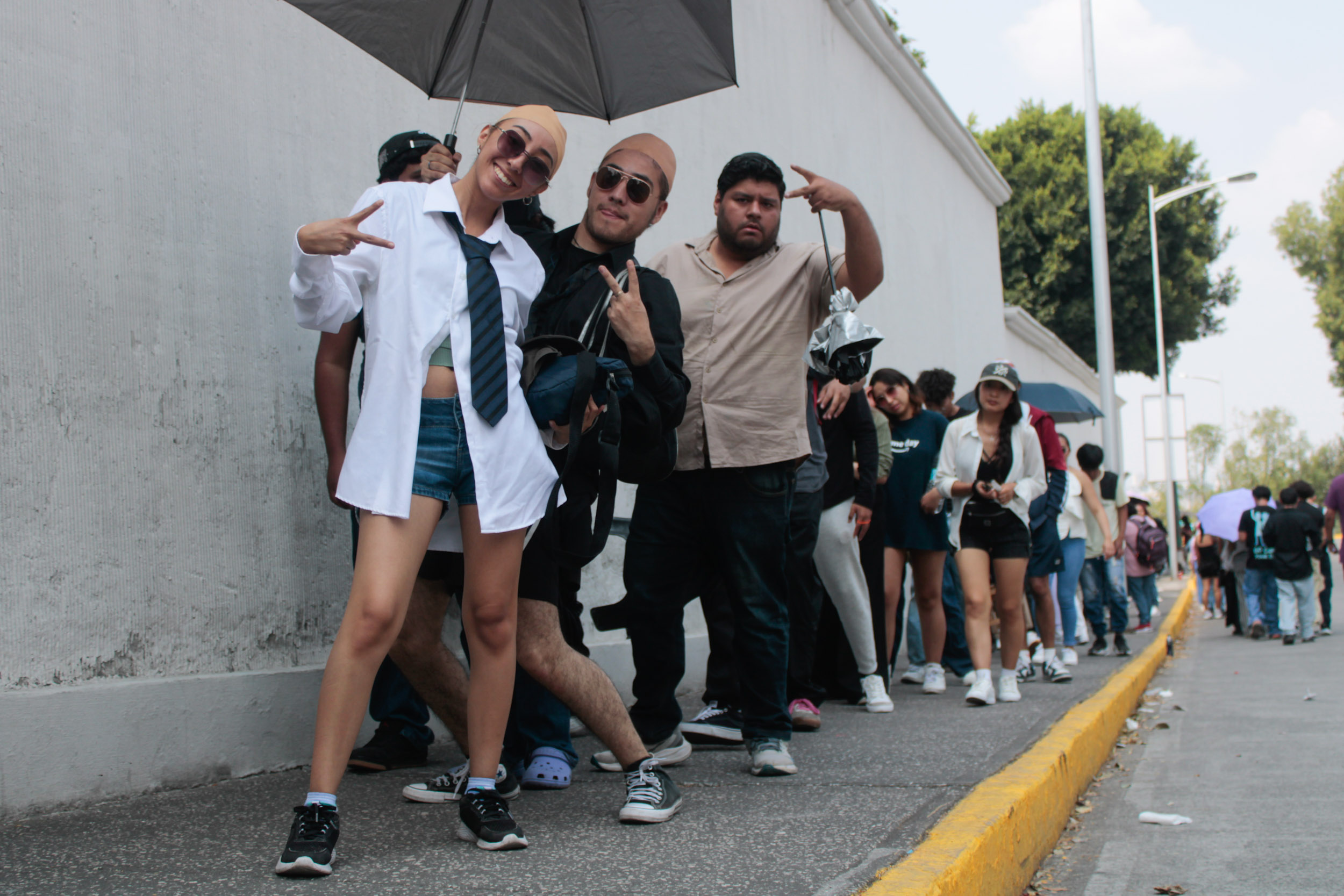 Fans de Pitbull ya entraron para el concierto del artista en el Teatro del Pueblo