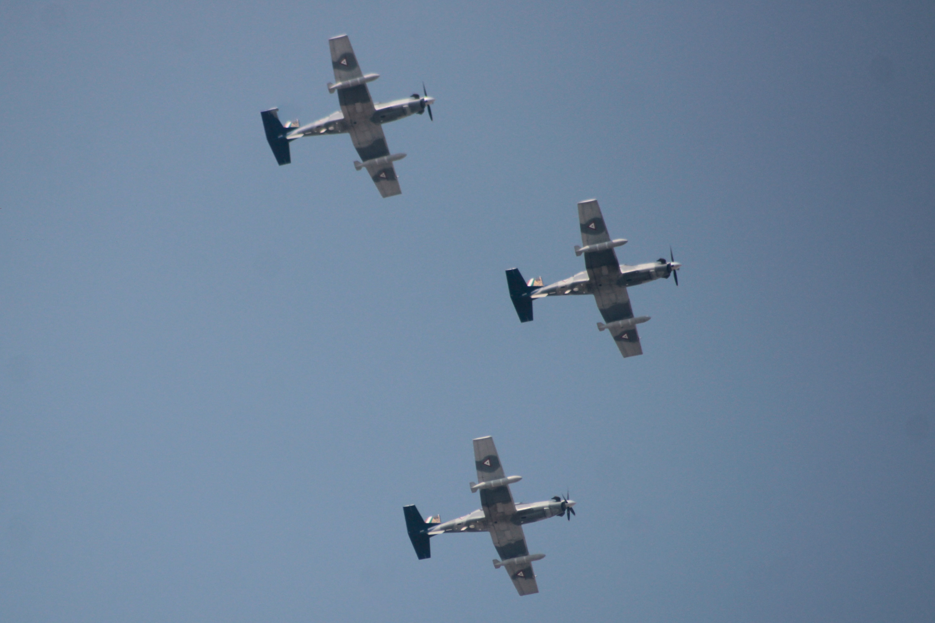 VIDEO Aviones mantienen pruebas de vuelo para el desfile del 5 de Mayo