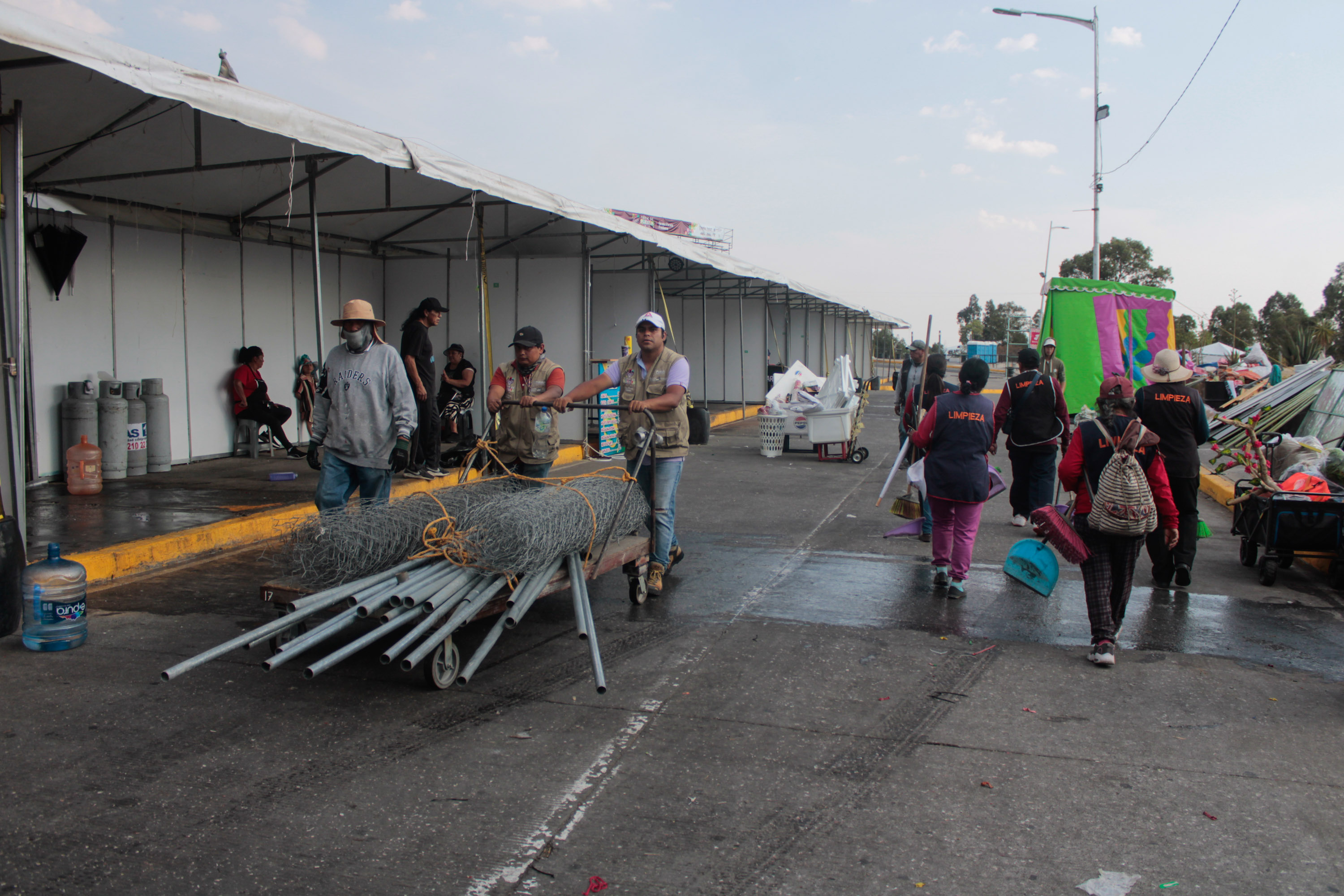 VIDEO Retiran mobiliario de la Feria de Puebla