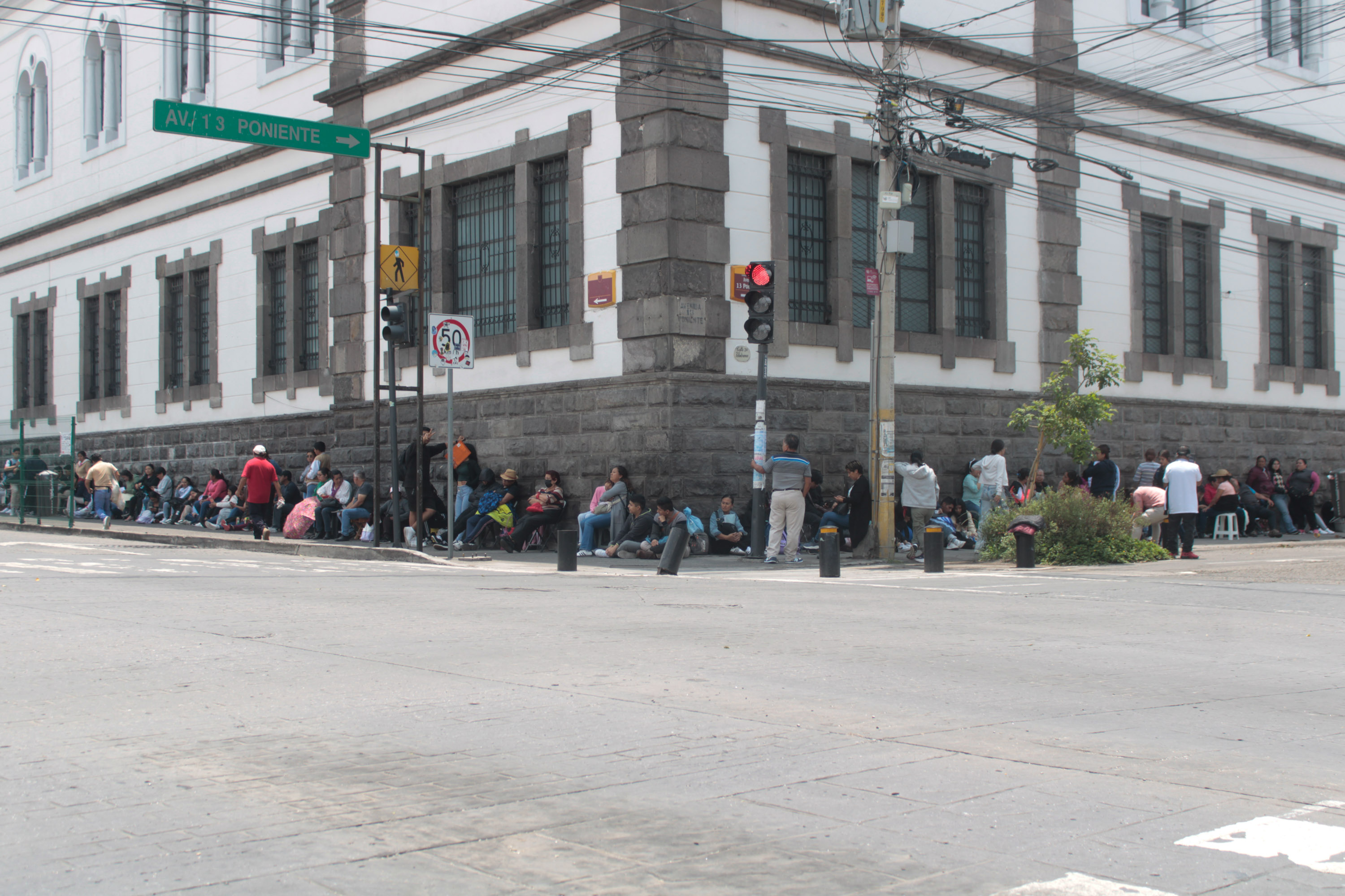 Decenas de jóvenes a la espera de su ficha para la Normal de Puebla 