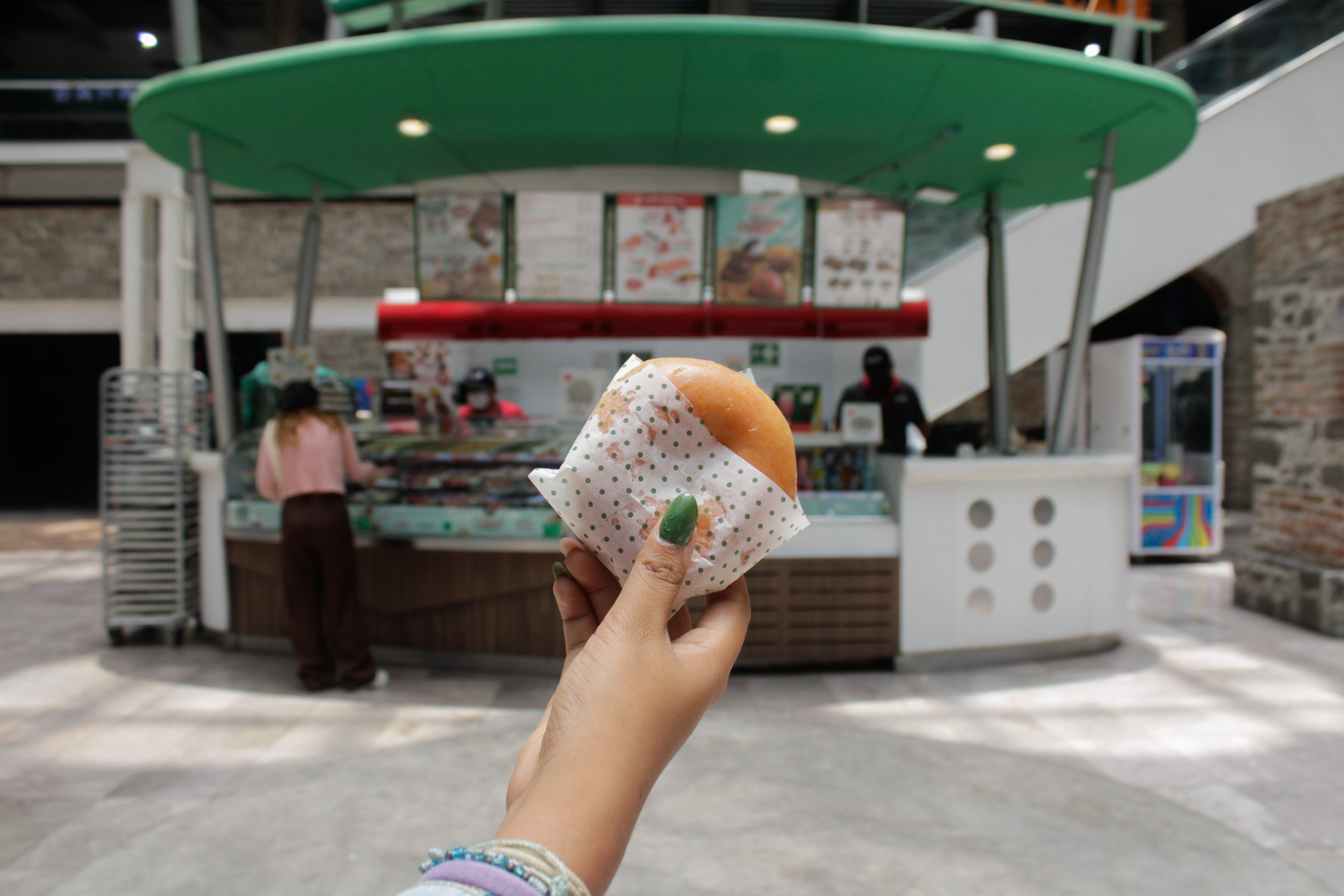 VIDEO Una delicia, Krispy Kreme está celebrando el Día de la Dona