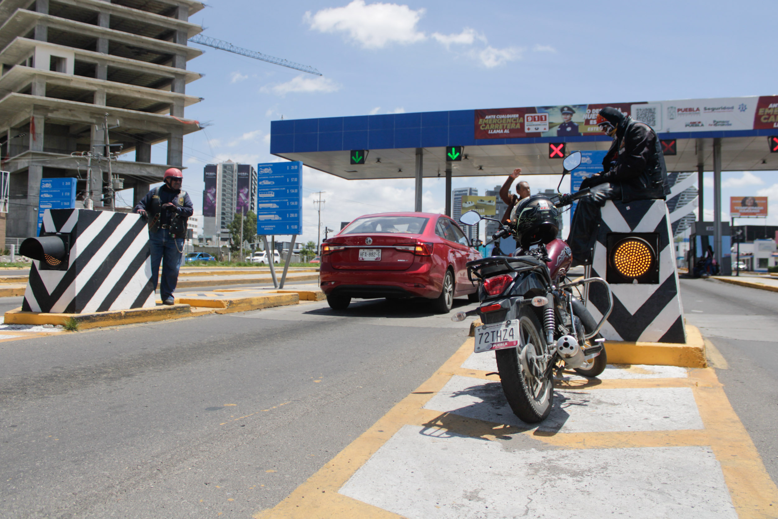Motociclistas liberan la caseta de la Vía Atlixcáyotl