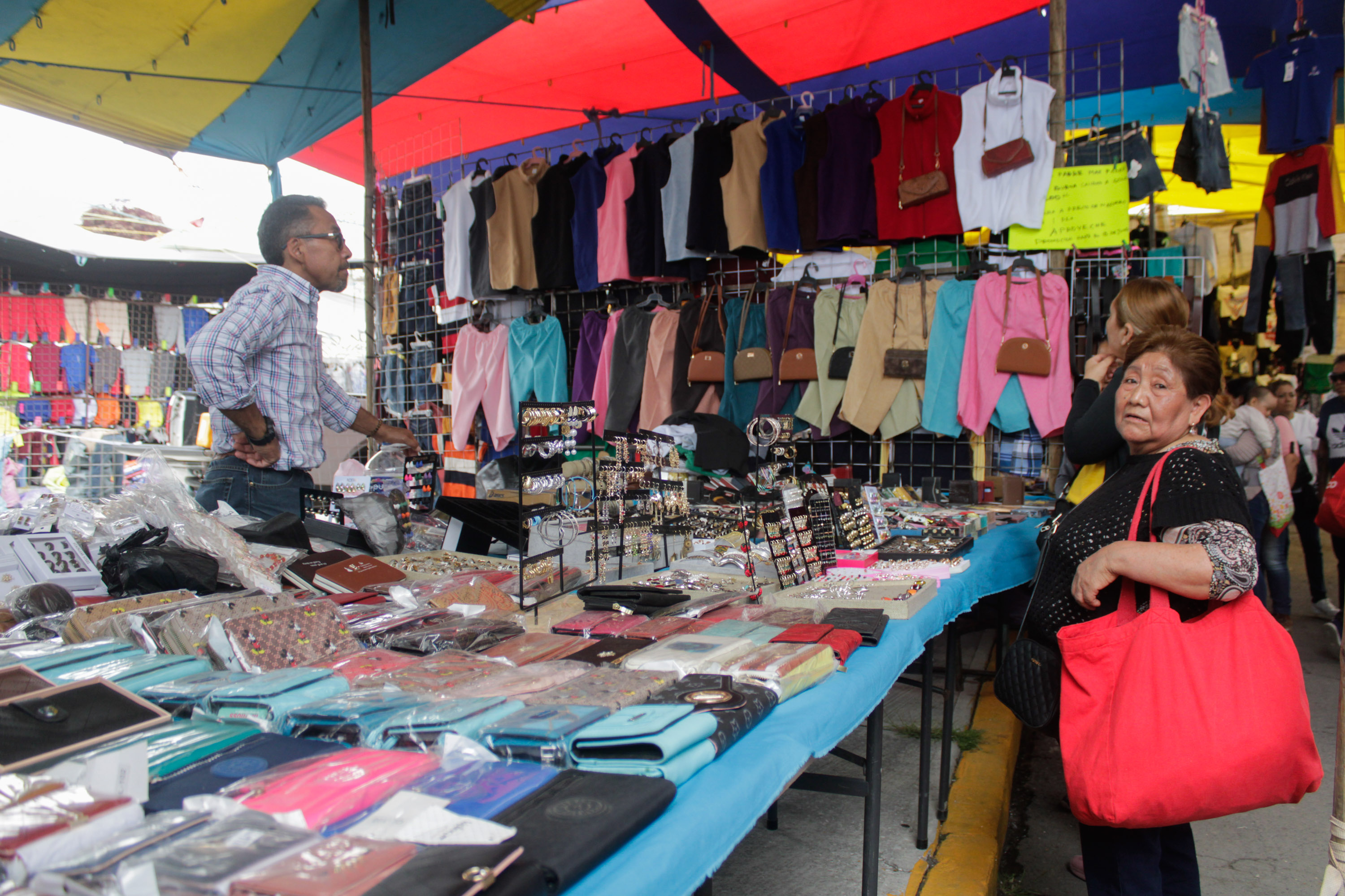 A la baja los ingresos en servicios educativos y comercio en Puebla 