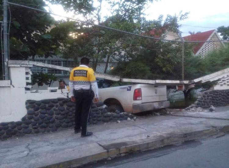 Choca vehículo de Sedesol contra patrulla, poste y escuela en Izúcar