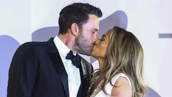 Jennifer López y Ben Affleck nuevamente en alfombra roja como pareja