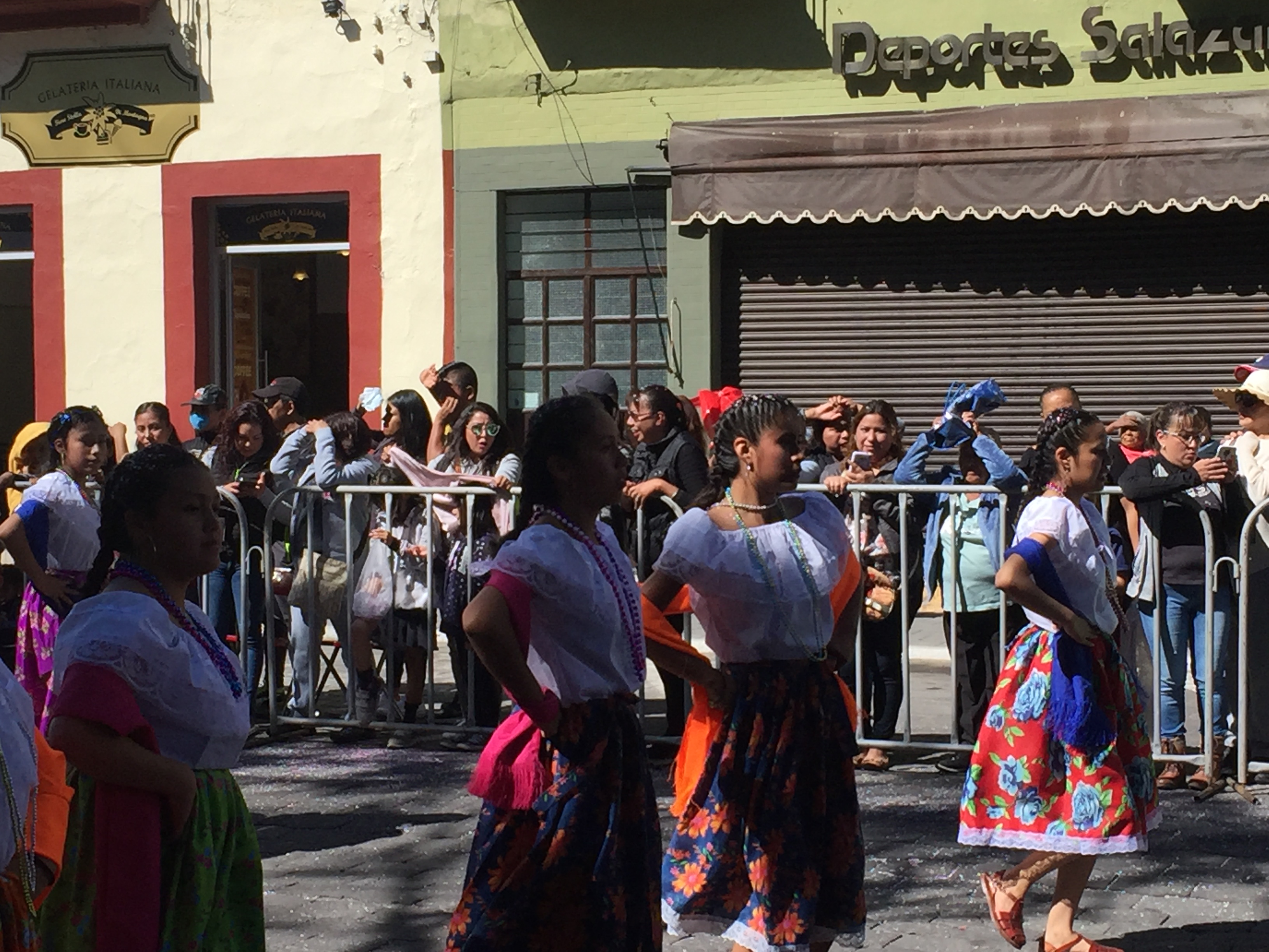 Desfilan por aniversario de la Revolución Mexicana en Atlixco