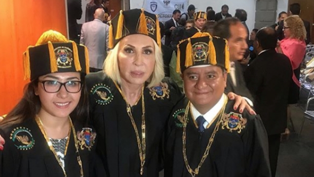 Laura Bozzo recibe Honoris Causa por defender a mujeres